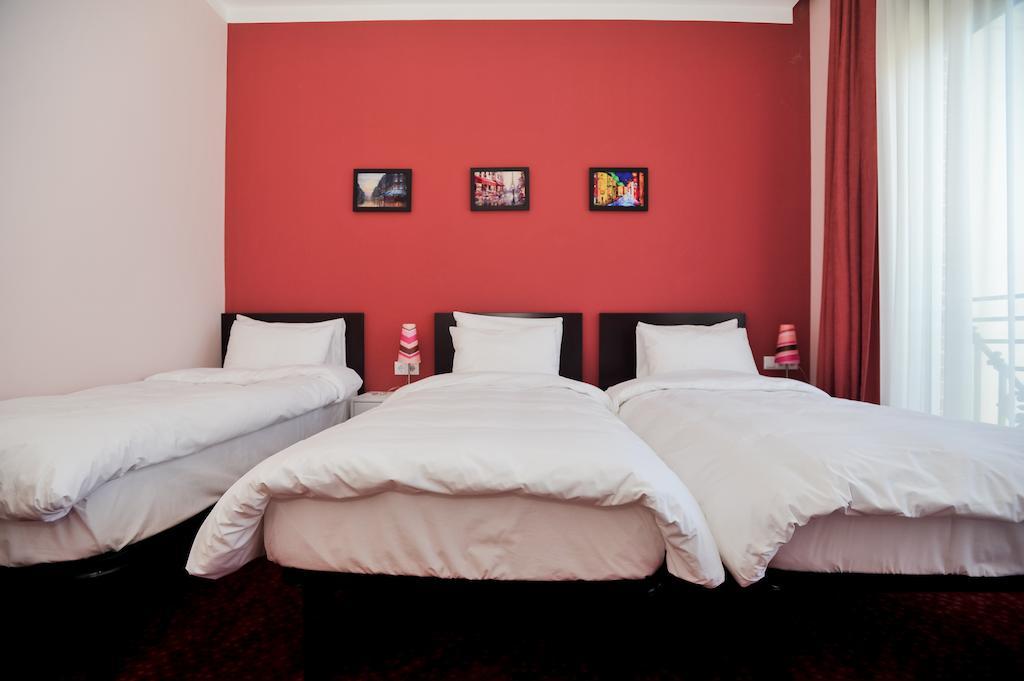 Piazza Four Colours Hotel Batumi Szoba fotó