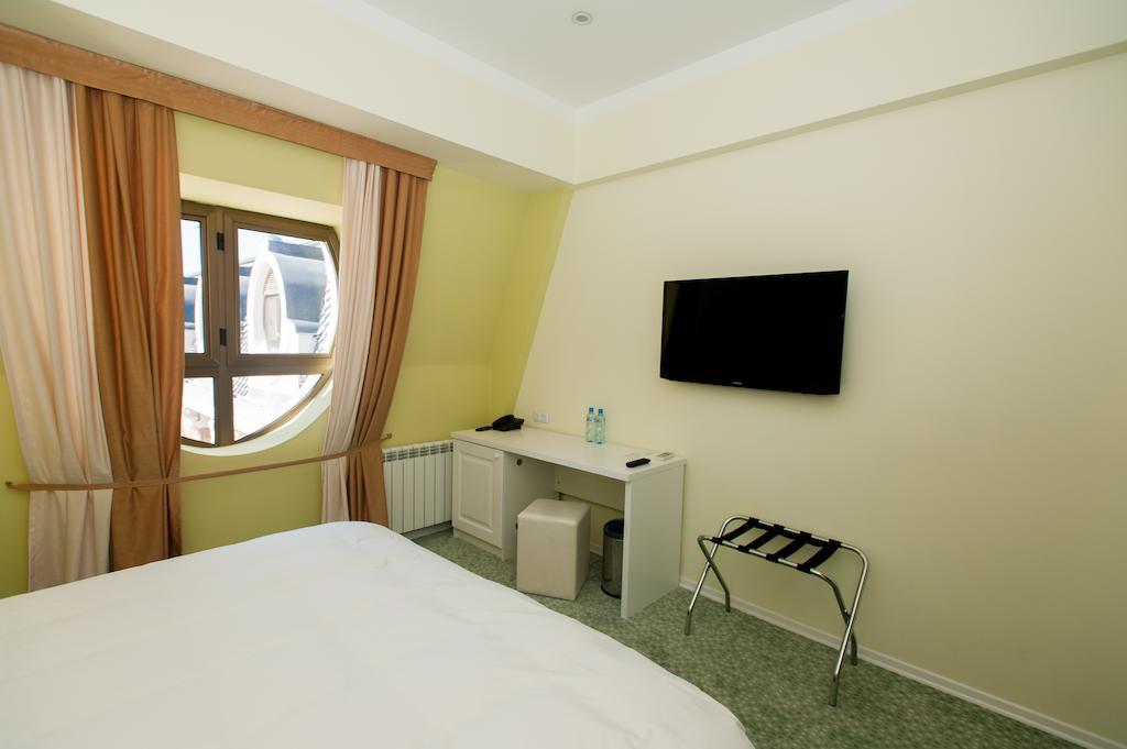 Piazza Four Colours Hotel Batumi Szoba fotó
