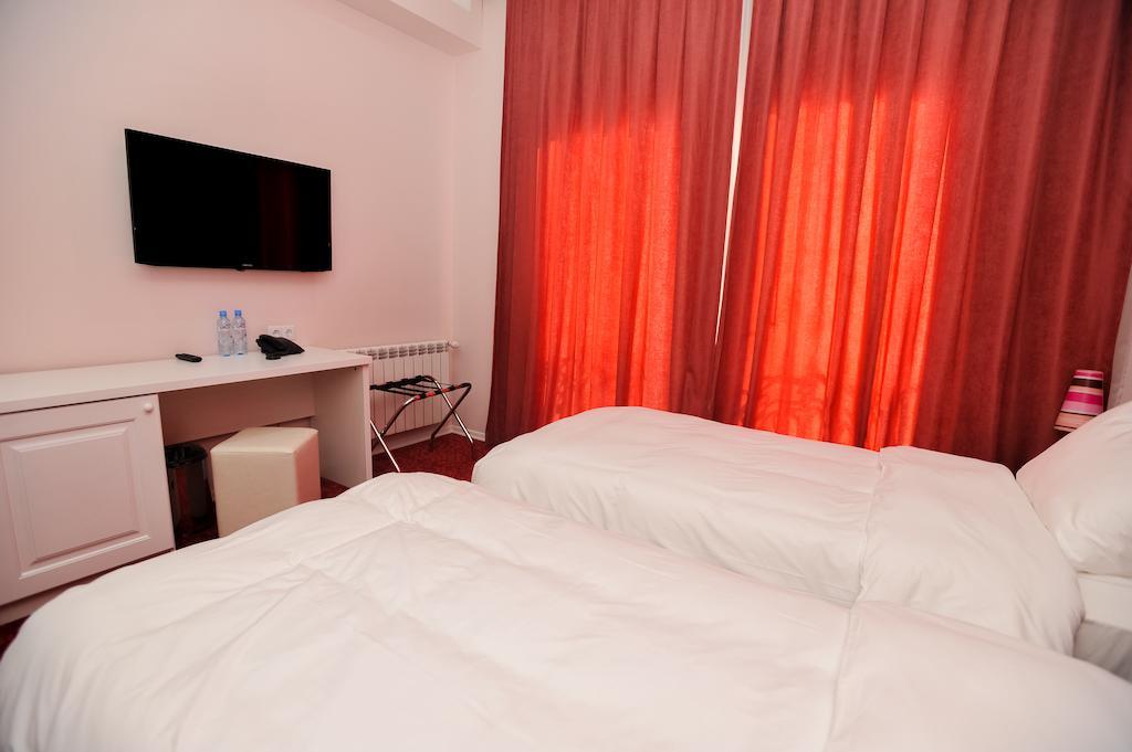 Piazza Four Colours Hotel Batumi Szoba fotó